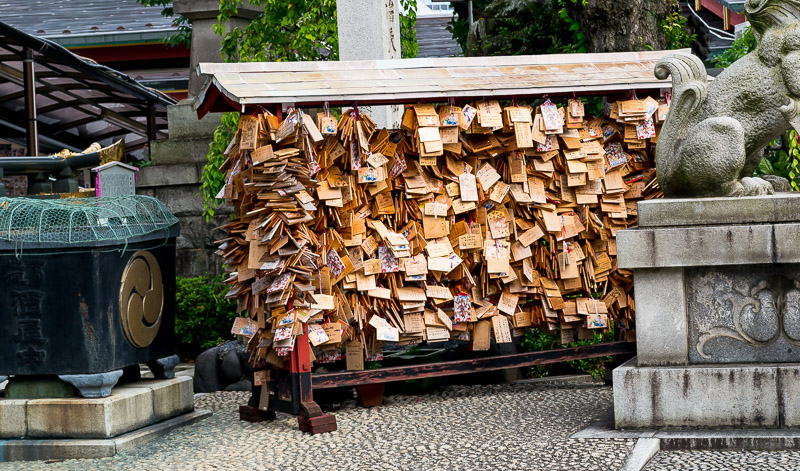 A lot of nice wish plaques.